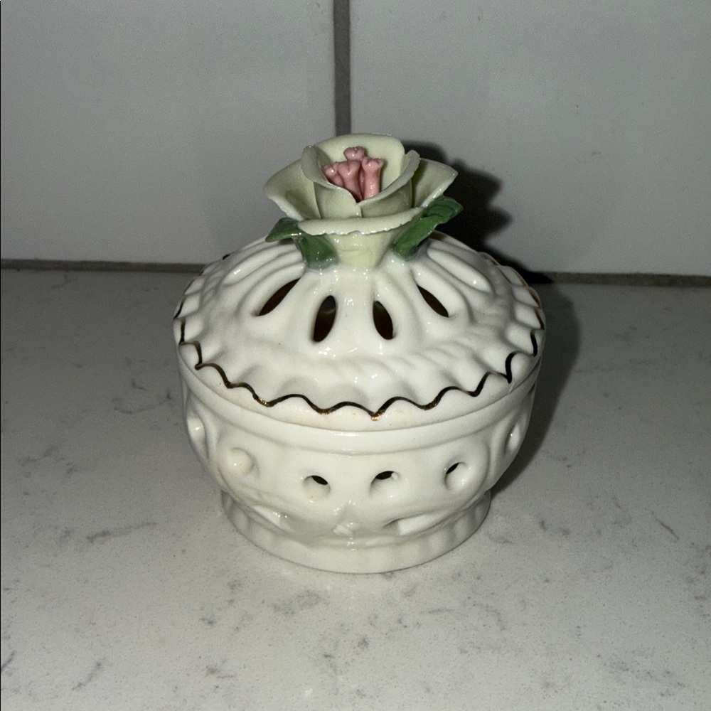 Vintage Small Ceramic Potpourri Trinket‎ Box with Rose